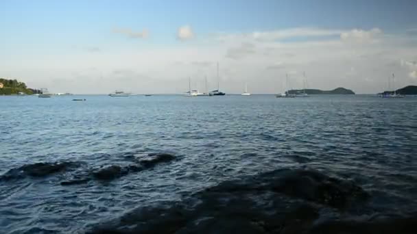 在泰国普吉岛多云的蓝天下 奥云湾的风景与游艇在和曼海 — 图库视频影像