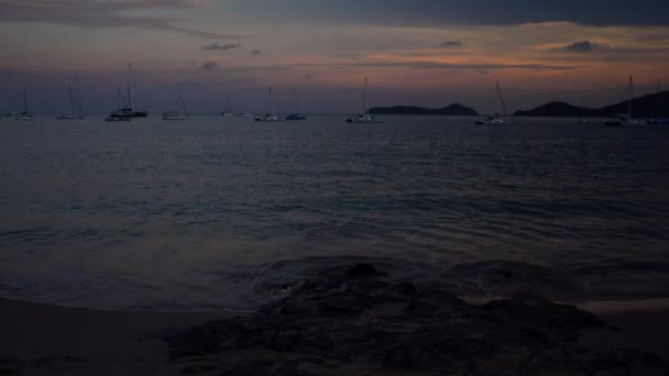 Paisagem Beleza Yon Bay Mar Andaman Com Iates Durante Pôr — Vídeo de Stock