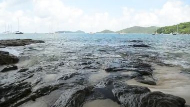 Ao Yon Beach Sahil şeridinde sahne, dalgalar düşük açı görünümünde kayalar üzerinde yıkanmış, Phuket bulutlu mavi gökyüzü altında Yatlar ile Andaman Denizi, Tayland.