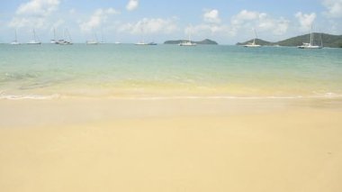 Açık su ile Ao Yon Körfezi 'nde güzel kumlu plaj, Phuket, Tayland bulutlu mavi gökyüzü altında Yatlar ile Andaman Denizi manzarası.