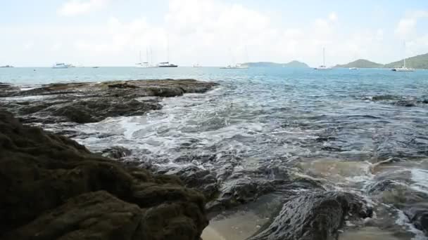 青云海滩海岸线的风景 海浪在低角度的岩石上冲刷 安达曼海与游艇在多云的蓝天下 泰国普吉 — 图库视频影像