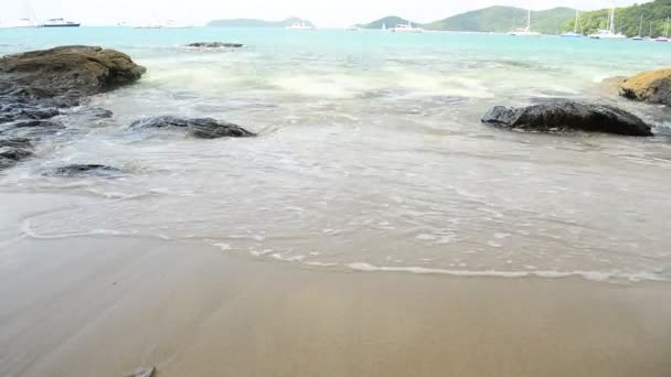 Красивий Скелястий Піщаний Пляж Чистою Водою Під Хмарним Синім Небом — стокове відео