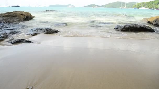 Hermosa Playa Rocosa Arenosa Con Agua Clara Bajo Cielo Azul — Vídeos de Stock