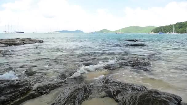 青云海滩海岸线的风景 海浪在低角度的岩石上冲刷 安达曼海与游艇在多云的蓝天下 泰国普吉 — 图库视频影像