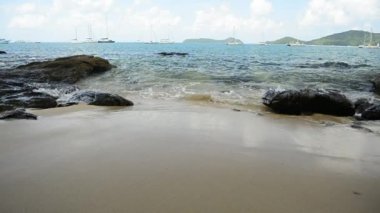 Bulutlu mavi gökyüzü altında net su ile güzel kayalık ve kumlu plaj, Phuket Yatlar ile Andaman Denizi 'nde Ao Yon Körfezi 'nde düşük açı görünümü, Tayland.