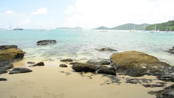 Bella Spiaggia Rocciosa Sabbiosa Con Acqua Limpida Sotto Cielo Blu — Video Stock