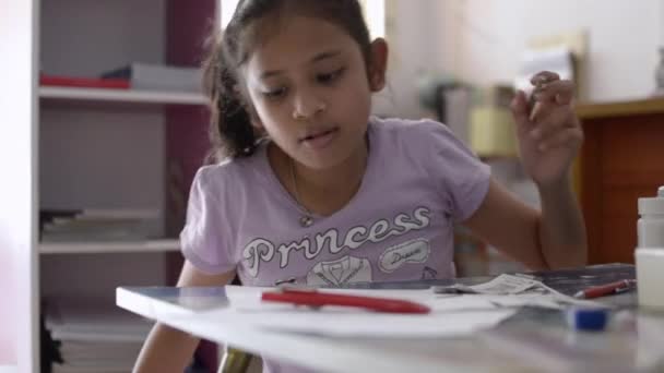 Маленька Азіатська Дівчинка Робить Домашнє Завдання Робочому Столі Вдома Концепція — стокове відео