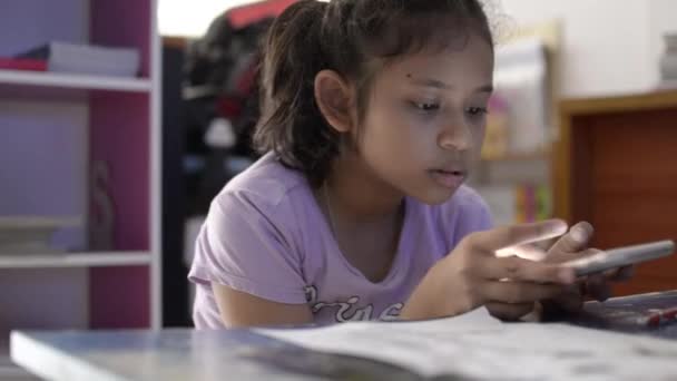 Маленькая Симпатичная Девочка Использует Смотрит Видео Мобильного Телефона Рабочем Столе — стоковое видео