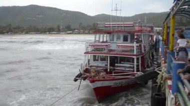 Suratthani, Tayland - 02 Ağustos 2019 : Yağmur mevsiminde Nathon Feribot Limanı'nda güçlü dalgalarla yüzen yolcu teknesi, Sumui Adası, Suratthani Eyaleti.