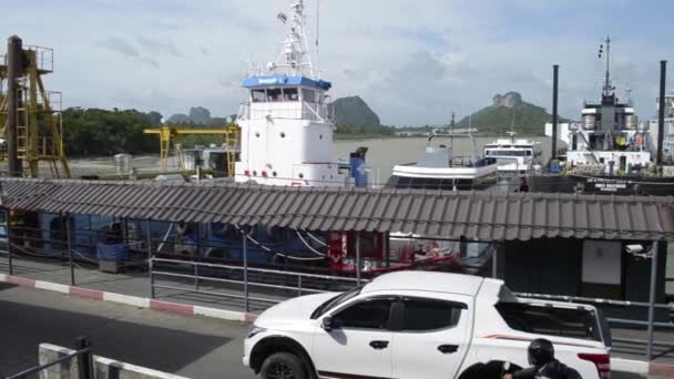 素拉塔尼 2019 风景西特兰渡轮港口和客船与多云的蓝天在唐萨克区 素叻塔尼省 — 图库视频影像
