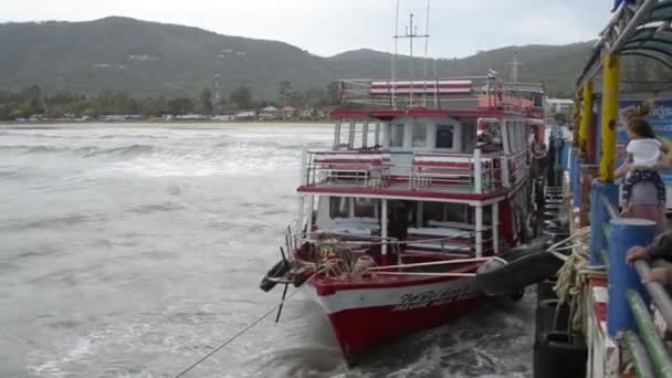 Suratthani Thaiföld Augusztus 2019 Utasszállító Hajó Hogy Roskatag Úszó Erős — Stock videók