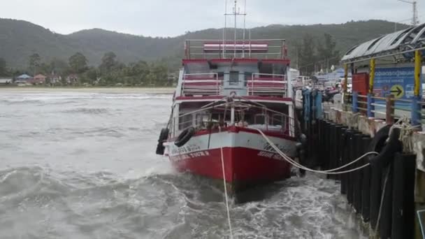 Suratthani Thailand Augusti 2019 Passagerarbåt Som Vinglig Flyta Med Starka — Stockvideo