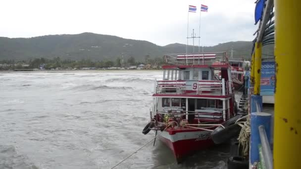 スラタニ 2019 雨季にナトンフェリー港で強い波で揺れる旅客船 スムーイ島 スラタニ県 — ストック動画