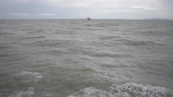 Ferry Flottant Sur Mer Sous Ciel Nuageux Avec Fortes Vagues — Video