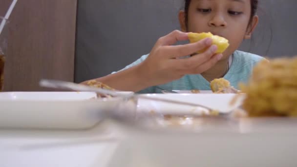 Portret Van Schattig Meisje Eten Wat Eten Tafel Tijdens Lunch — Stockvideo