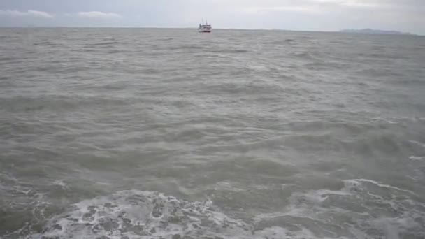 Ferry Flotando Mar Bajo Cielo Nublado Con Fuertes Olas Mientras — Vídeos de Stock