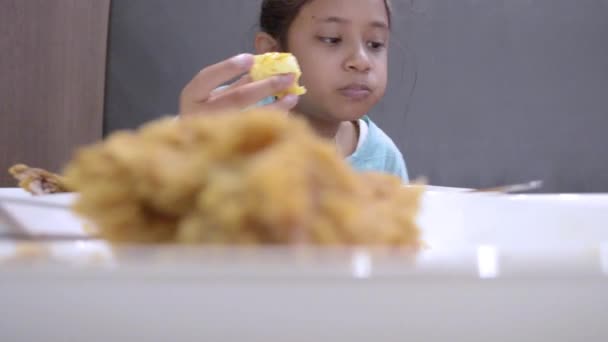 Portret Van Schattig Meisje Eten Wat Eten Tafel Tijdens Lunch — Stockvideo