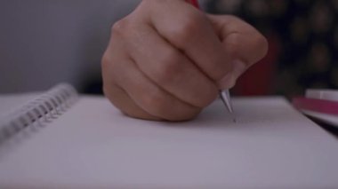 Not defterine yazı yazan ve klavyeyi çalışma masasına, iş ve eğitim konseptine yazan kadınların elleri. Evden çalış..