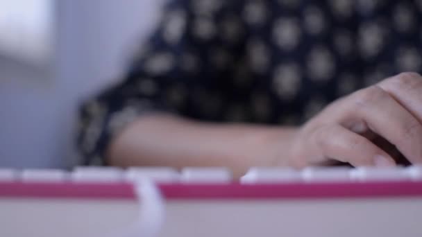 Közelkép Női Gépelés Billentyűzet Asztalon Üzleti Oktatási Koncepció Otthoni Munka — Stock videók