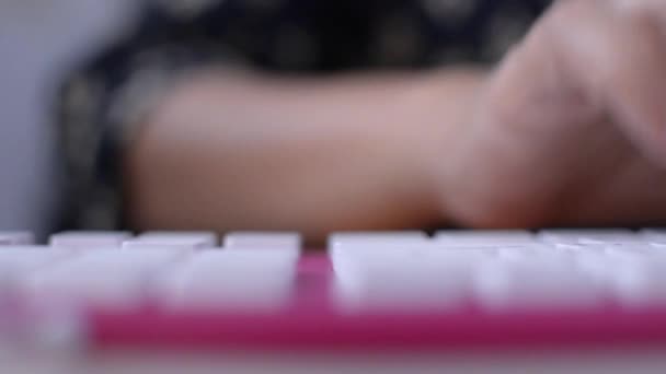 Feche Mãos Mulher Digitando Teclado Mesa Conceito Negócios Educação Trabalho — Vídeo de Stock