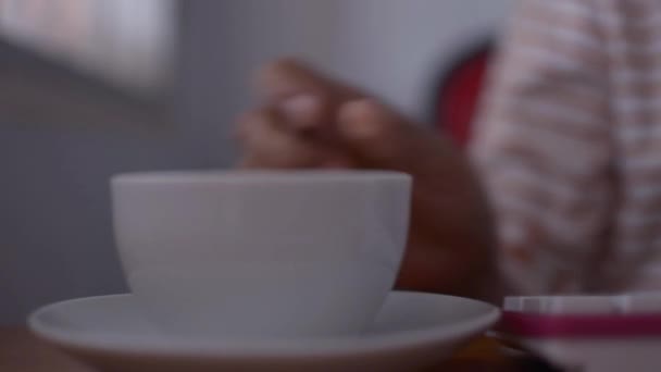 Mujer Bebiendo Una Taza Café Tecleando Teclado Durante Tiempo Trabajo — Vídeos de Stock