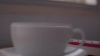 Bilgisayar klavyesinde yazı yazan bir kadın, ofiste dizüstü bilgisayarda çalışan bir iş kadını, bir fincan kahvenin içinde hareket eden bir kamera. Evden çalış..