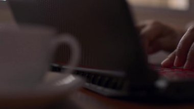 Bilgisayar klavyesinde yazı yazan bir kadın, ofiste dizüstü bilgisayarda çalışan bir iş kadını, bir fincan kahvenin içinde hareket eden bir kamera. Evden çalış..