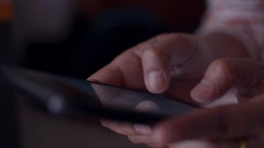 Kadın eli kapalı cep telefonundan mesajlaşma, iletişim ve sosyal paylaşım için mesaj gönderiyor..