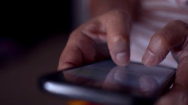 Kadın eli kapalı cep telefonundan mesajlaşma, iletişim ve sosyal paylaşım için mesaj gönderiyor..