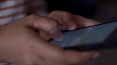 Kadın eli kapalı cep telefonundan mesajlaşma, iletişim ve sosyal paylaşım için mesaj gönderiyor..