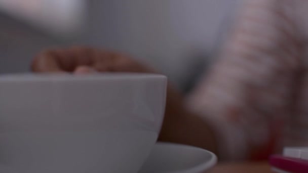 Γυναίκα Πίνοντας Ένα Φλιτζάνι Καφέ Και Πληκτρολογώντας Στο Πληκτρολόγιο Του — Αρχείο Βίντεο