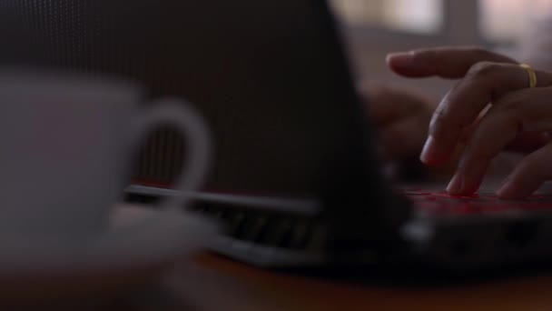 女人的手在电脑键盘上打字 女商人的手在办公室的笔记本电脑上工作 相机正在一边喝着咖啡一边走着 在家工作 — 图库视频影像