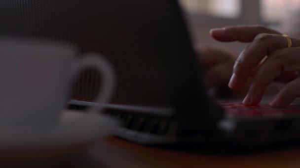 Manos Mujer Escribiendo Teclado Computadora Empresaria Trabajando Portátil Oficina Camera — Vídeos de Stock