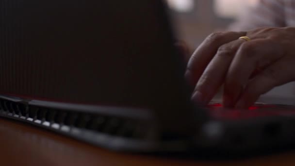 Manos Mujer Escribiendo Teclado Computadora Empresaria Trabajando Portátil Oficina Camera — Vídeos de Stock