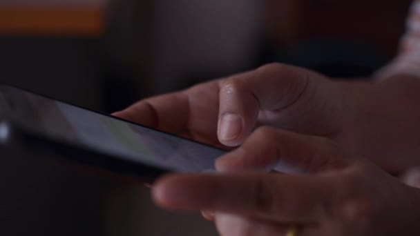 Закройте Женские Руки Отправляя Сообщения Мобильный Смартфон Общения Чата Соцсети — стоковое видео