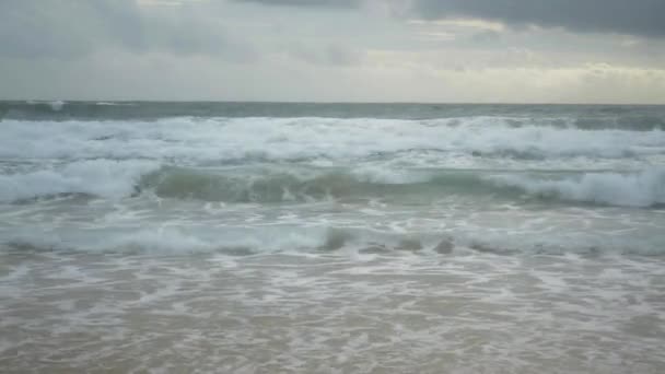 热带沙滩的风景与泡沫形成在海边和雨云在天空在卡隆海滩 普吉岛 — 图库视频影像