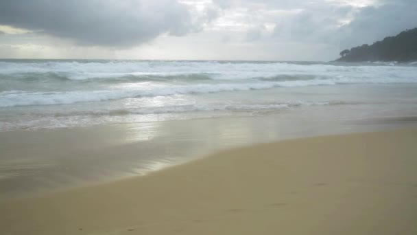 Scenery Tropical Sandy Beach Foam Formed Waves Breaking Seashore Rain — Stock Video