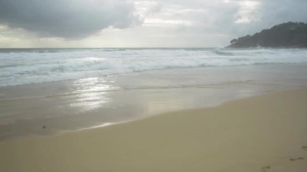Scenery Tropical Sandy Beach Foam Formed Waves Breaking Seashore Rain — Stock Video