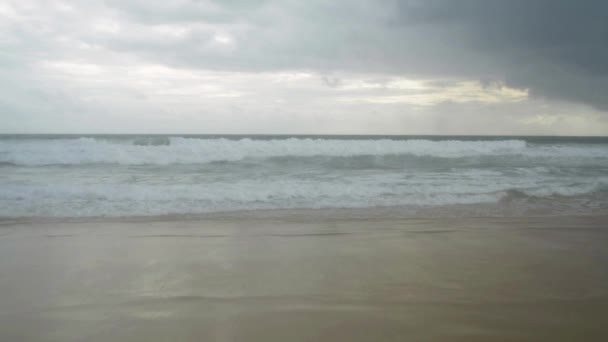 Paisaje Playa Arena Tropical Con Espuma Formada Por Olas Rompiendo — Vídeos de Stock