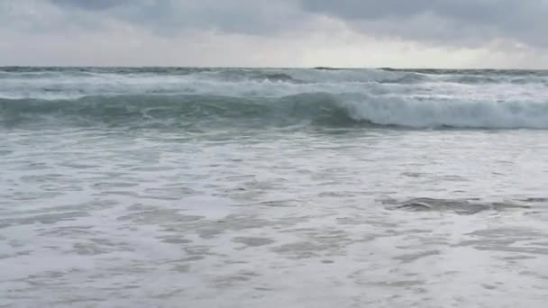 在泰国普吉岛的卡伦海滩 海水的缓慢运动与大浪波在雨云的天空下溅出海滩 — 图库视频影像