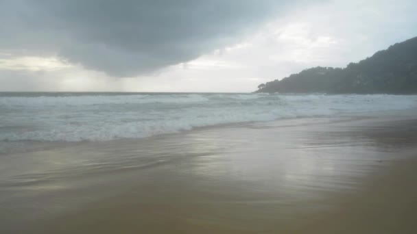 Scenery Tropical Sandy Beach Foam Formed Waves Breaking Seashore Rain — Stock Video