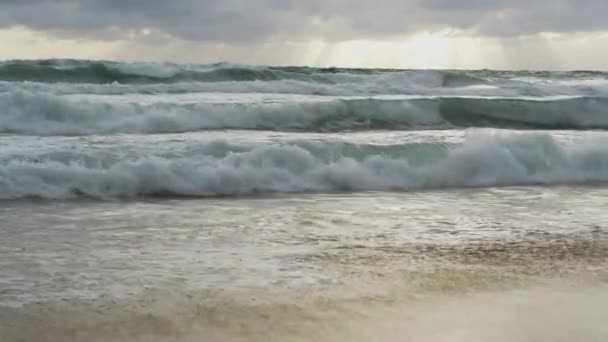 Медленное Движение Морской Воды Большой Волной Серфинга Плещущей Пляж Дождевыми — стоковое видео