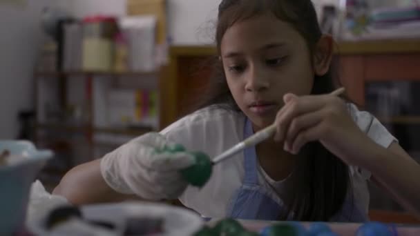 アジアのかわいい女の子は 机の上に卵の殻から工芸品を作っている 若い女の子は彼女の宿題 教育の概念のために自宅で卵の殻を着色しています — ストック動画