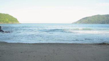 Sabah mavi gökyüzü altında phuket batı kıyısında Yanui Beach Güzellik, Tayland.