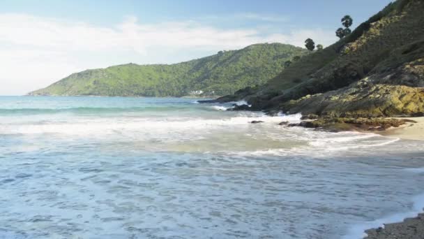 Landschaft Des Yanui Strandes Mit Wellen Und Hügeln Unter Blauem — Stockvideo