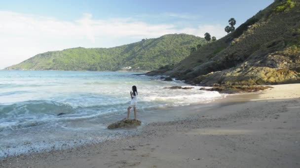 Schattig Meisje Speelt Met Golven Yanui Beach Blue Sky Phuket — Stockvideo