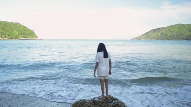 Söt Tjej Leker Med Vågor Yanui Beach Blue Sky Phuket — Stockvideo