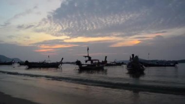 Andaman denizinde birçok uzun kuyruk tekne ile gün doğumu sırasında Rawai plaj Manzarası, Phuket, Tayland.