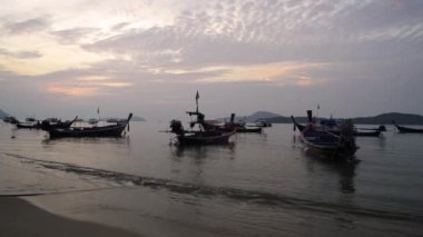 Andaman denizinde birçok uzun kuyruk tekne ile gün doğumu sırasında Rawai plaj Manzarası, Phuket, Tayland.