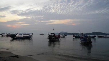 Andaman denizinde birçok uzun kuyruk tekne ile gün doğumu sırasında Rawai plaj Manzarası, Phuket, Tayland.